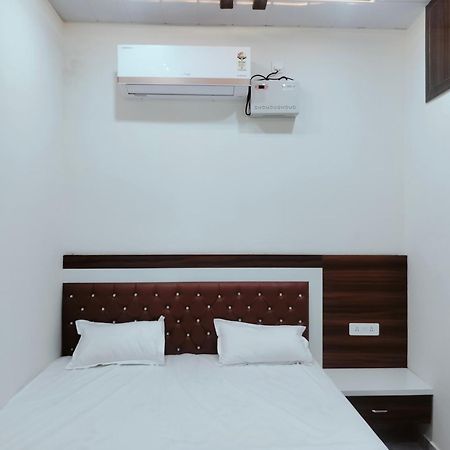 Goenka Home Stay Barsana Chhata Eksteriør billede